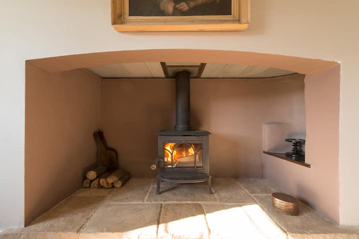 Truffles Cottage In The Cotswolds fireplace