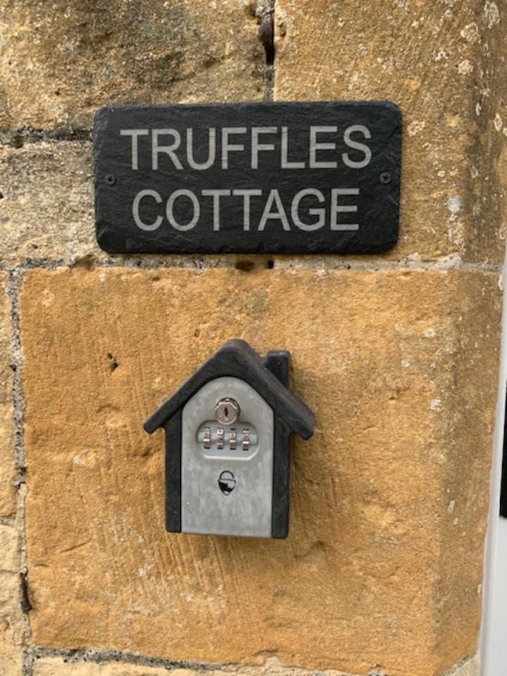 Truffles Cottage In The Cotswolds - Cottages2Love